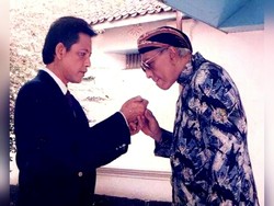 Cerita di Balik Foto Mangkunegara IX Bantu Sulut Rokok Pakubuwono XII