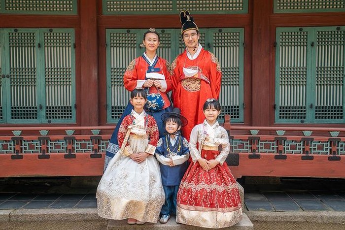 Memiliki seorang Ayah yang berasal dari Korea, mereka selalu mengenalkan kebudayaan Korea. Salah satunya mengabadikan momen dengan pakaian khas Korea Selatan hanbok seperti yang terlihat pada foto. Menggemaskan, ya!/Foto: Instagram.com/kimbabfamily_official
