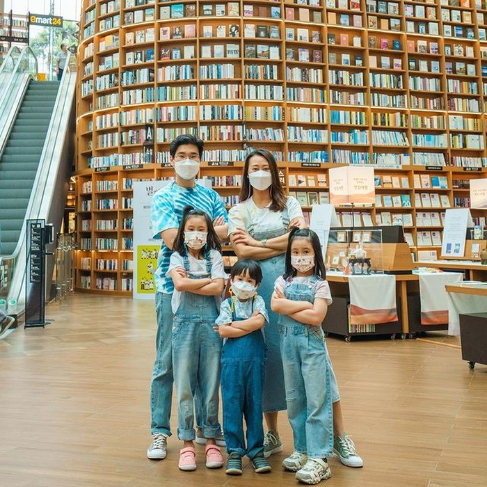 Mereka selalu menampilkan outfit yang kompak, seperti saat mengunjungi mall yang memiliki perpustakaan besar di dalamnya. Tempat ini juga sering dijadikan lokasi syuting drama Korea, lho!/Foto: Instagram.com/kimbabfamily_official