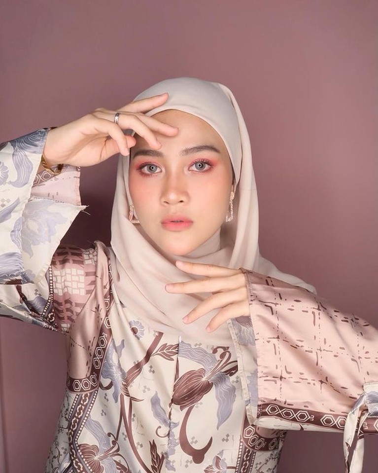 Henny Rahman / Henny Yuliana Rahman Unggah Foto Cantik di Media Sosial