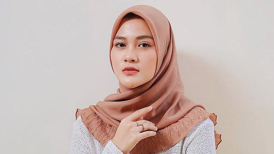 Pesona Henny Rahman Mantan Istri Zikri Daulay yang Tengah Jadi Sorotan Pesona Henny Rahman Mantan Istri Zikri Daulay yang Tengah Jadi Sorotan