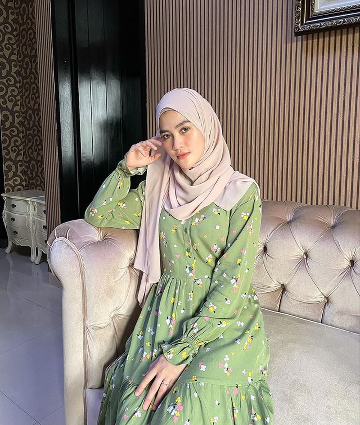 Pesona Henny Rahman Mantan Istri Zikri Daulay yang Tengah Jadi Sorotan