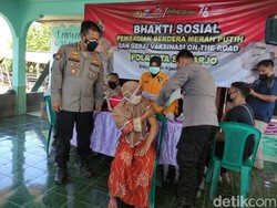Polisi Bagikan Sembako dan Vaksinasi ke Warga Sidoarjo di Wilayah Terpencil