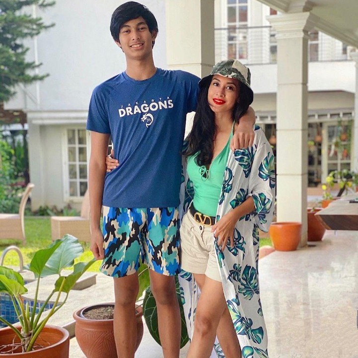 <p>Beberapa pilar putih terlihat berjajar menopang rumah nih, Bunda. Sementara itu, Diah memilih lantai krem yang serasi dengan warna dinding rumah. (Foto: Instagram: @dps_diahpermatasari)</p>