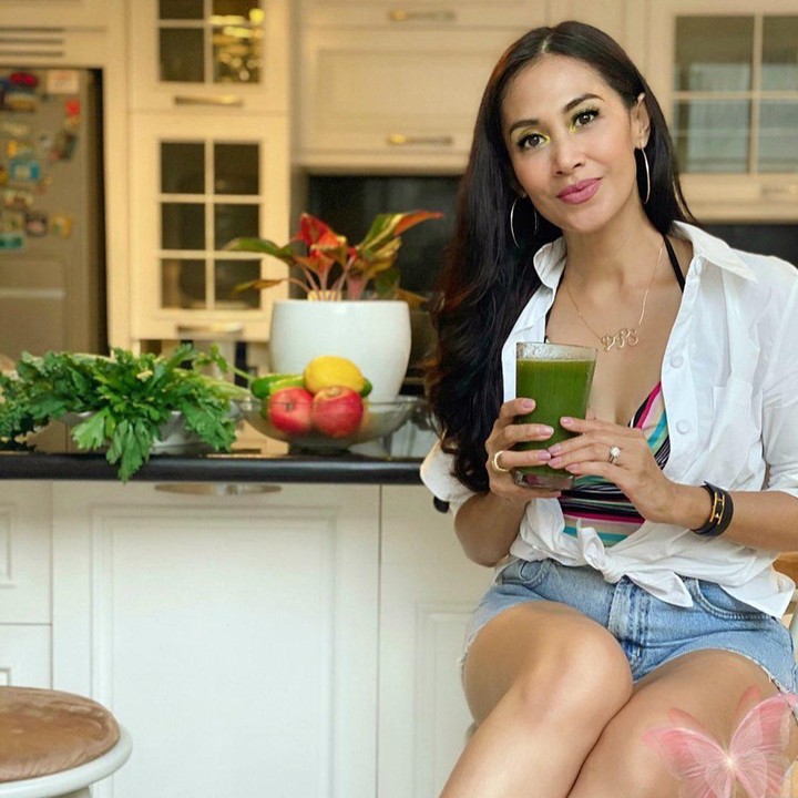<p>Meski jarang tersorot, ternyata Diah juga pernah memperlihatkan bagian dapurnya, lho. Dapur mewah Diah terdiri dari banyak kabinet dan meja hitam yang besar.  (Foto: Instagram: @dps_diahpermatasari)</p>