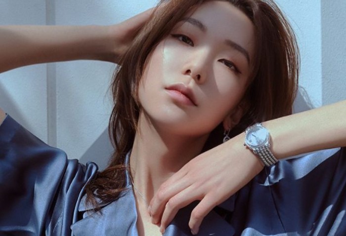 Saat ini, Lee Ho Jung berada di bawah naungan agensi YG Stage. Ia memiliki kemampuan modelling yang baik. Wajahnya sering muncul dalam majalah populer seperti Elle Korea, dan Vogue Korea. (Foto: instagram.com/holly608)