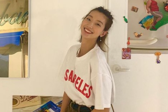 Sangking manisnya, banyak netizen jatuh hati dengan gadis yang dinilai memiliki kemiripan wajah dengan aktris Kim Go Eun ini karena foto-fotonya yang girl friend-able banget. Setuju nggak nih, Beauties? (Foto: instagram.com/holly608)