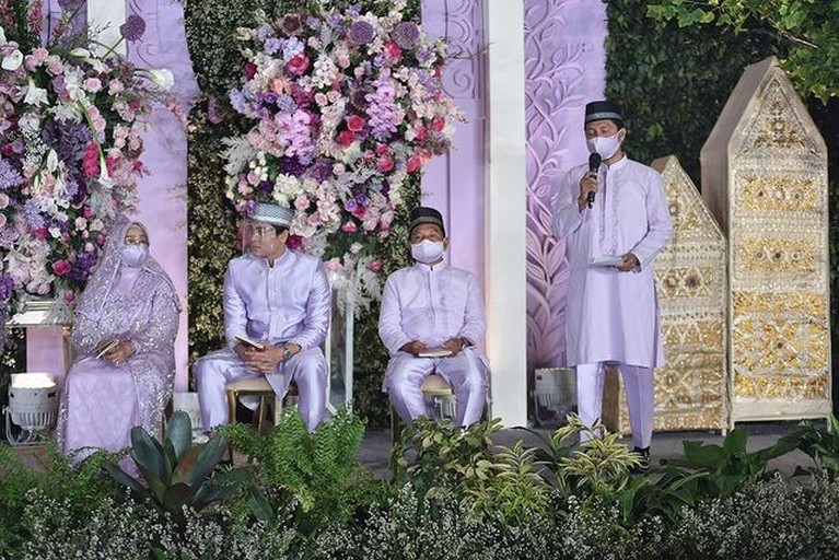 Lesti Kejora dan Rizky Billar hari ini Sabtu (14/8) menggelar acara pengajian jelang pernikahan mereka. Yuk kita intip!