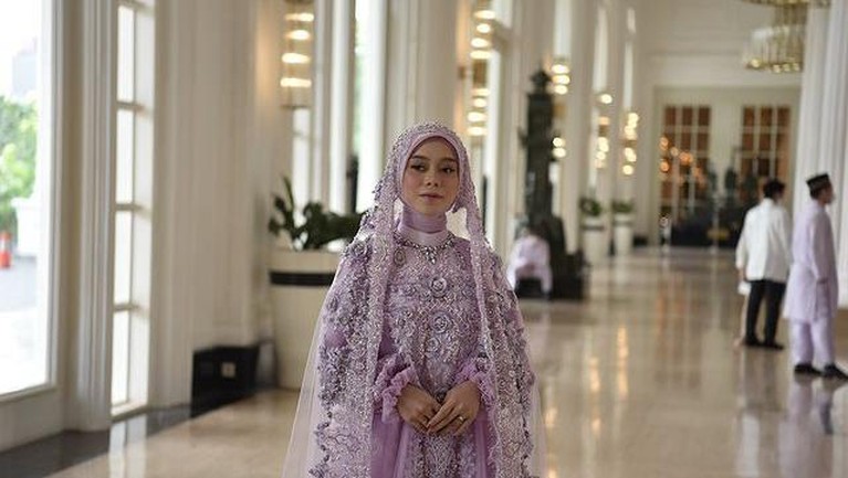 Lesti Kejora dan Rizky Billar hari ini Sabtu (14/8) menggelar acara pengajian jelang pernikahan mereka. Yuk kita intip!