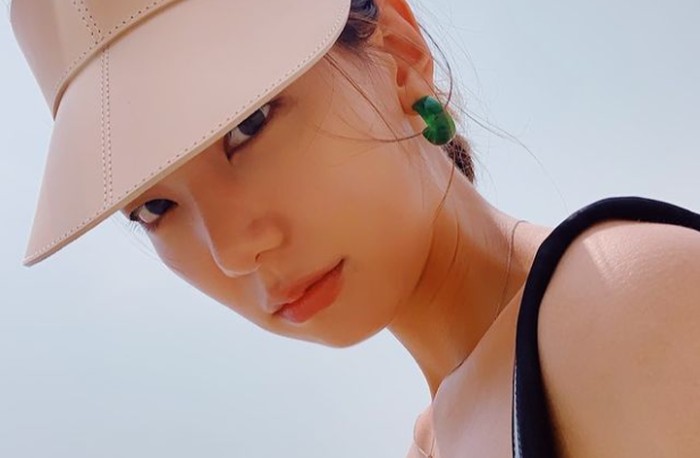 Tahun ini, nama Lee Ho Jung semakin populer berkat perannya dalam drama Nevertheless. Di dalam drama ia diceritakan menjadi gadis tomboy yang diam-diam menyimpan perasaan khusus kepada sahabat perempuannya. (Foto: instagram.com/holly608)