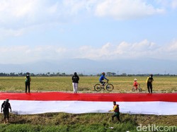 Merdeka! Warga Bandung Bentangkan Merah-Putih Sepanjang 76 Meter
