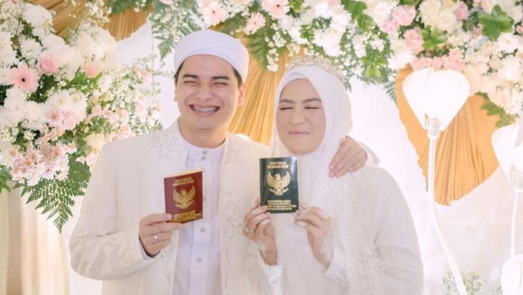 Alvin Faiz menikah dengan Henny Rahman.