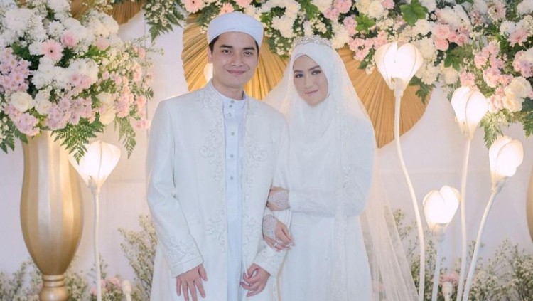 Alvin Faiz Alvin Faiz menikah dengan Henny Rahman.