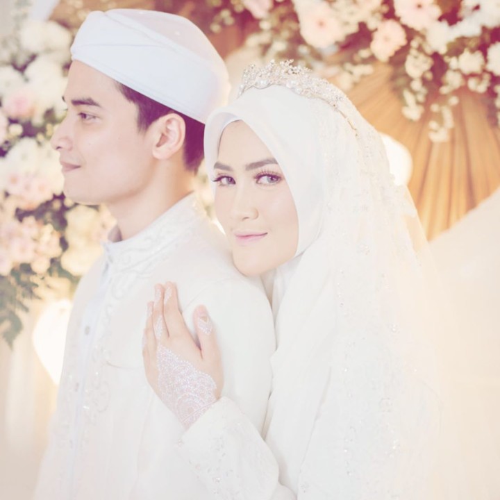 <p>Pada Minggu (15/8/2021), Alvin Faiz akhirnya memajang foto pernikahannya dengan Henny Rahman. Ia secara tidak langsung membenarkan kabar tersebut, dalam foto yang di-posting di Instagram Story, Bunda. (Foto: Instagram @alvin_411)</p>