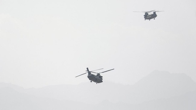 Dua pilot tewas ketika helikopter militer Israel jatuh saat sedang operasi latihan di lepas pantai kawasan utara negara itu pada Senin (3/1) malam.