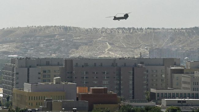 Taliban tengah menguasai Afghanistan, dan sejumlah warga memilih untuk melarikan diri dengan berbagai macam cara.