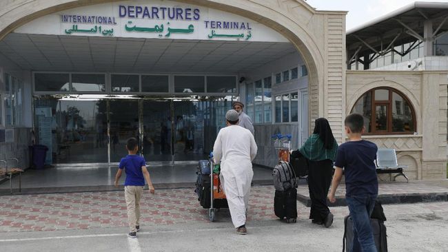 Sutradara kenamaan Afghanistan, Shahrbanoo Sadat, berhasil meninggalkan negara itu dengan aman setelah mencoba beberapa hari melewati pemeriksaan Taliban.