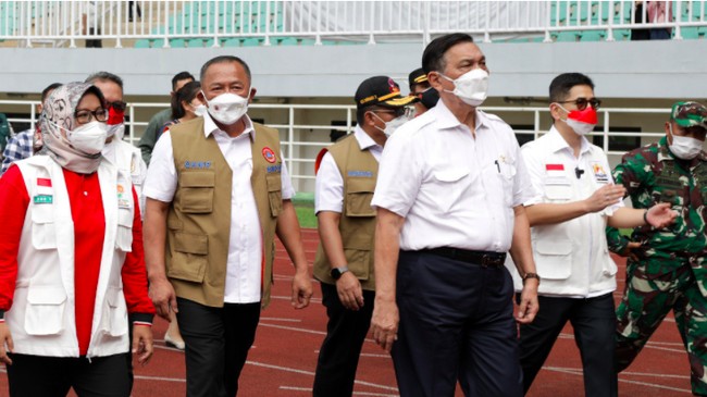 Ganip Warsito mengingatkan warga yang telah divaksin di Stadion Pakansari, Bogor, untuk tetap menjalankan protokol kesehatan yang sesuai.