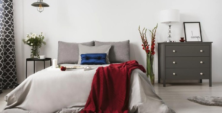 Kamar rumah minimalis Bunda terasa sempit dan penuh? Jangan khawatir, desainer interior akan membantu Bunda memaksimalkan dekorasi kamar minimalis yang sempit.