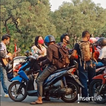 Prihatin dengan Orang yang Terdampak Pandemi, Group Band Mily Beri Bantuan