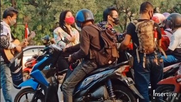 Prihatin dengan Orang yang Terdampak Pandemi, Group Band Mily Beri Bantuan