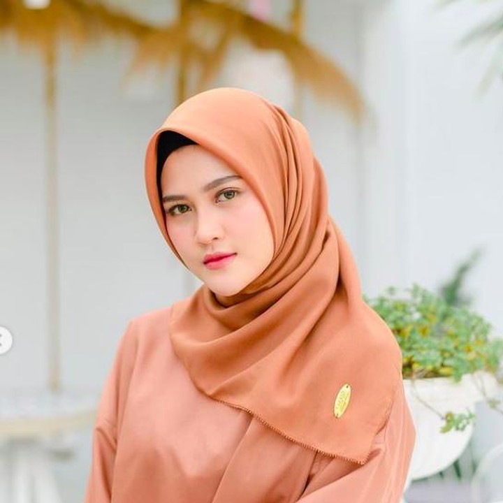 <p>Sebelum bercerai, pada bulan Februari, penggemarnya terkejut ketika Henny Rahman sempat memutuskan untuk lepas hijab karena mengaku punya masalah yang berat. (Foto: Instagram @hennyyrahman)</p>