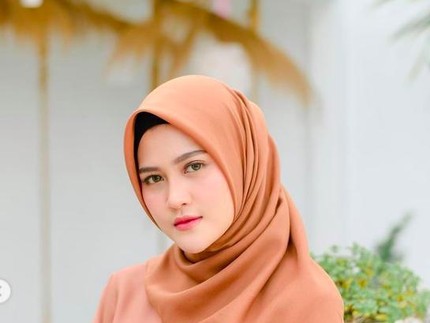 7 Potret Henny Rahman yang Dinikahi Alvin Faiz Putra Ustaz Arifin Ilham