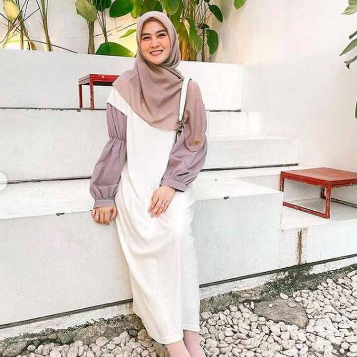 <p>Namun, keputusan lepas hijab tak berlangsung lama. Henny Rahman bangkit lagi dan membuka lembaran baru dengan putranya. (Foto: Instagram @hennyyrahman)</p>