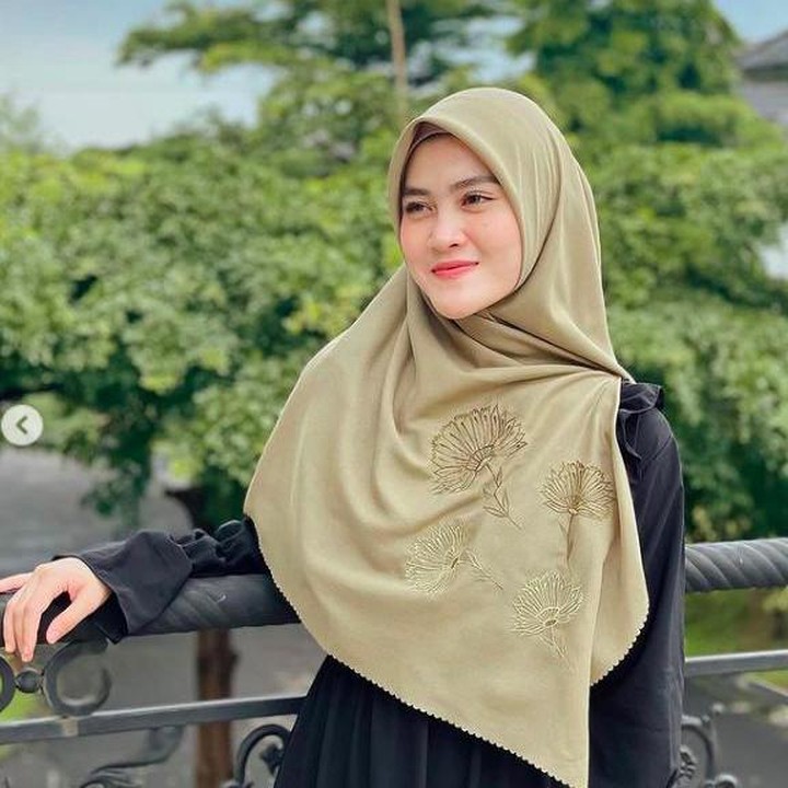 <p>Henny Rahman, selebgram cantik belakangan ini jadi sorotan publik usai kabar bahwa dirinya telah menikah dengan anak mendiang Ustaz Arifin Ilham, Alvin Faiz. (Foto: Instagram @hennyyrahman)</p>