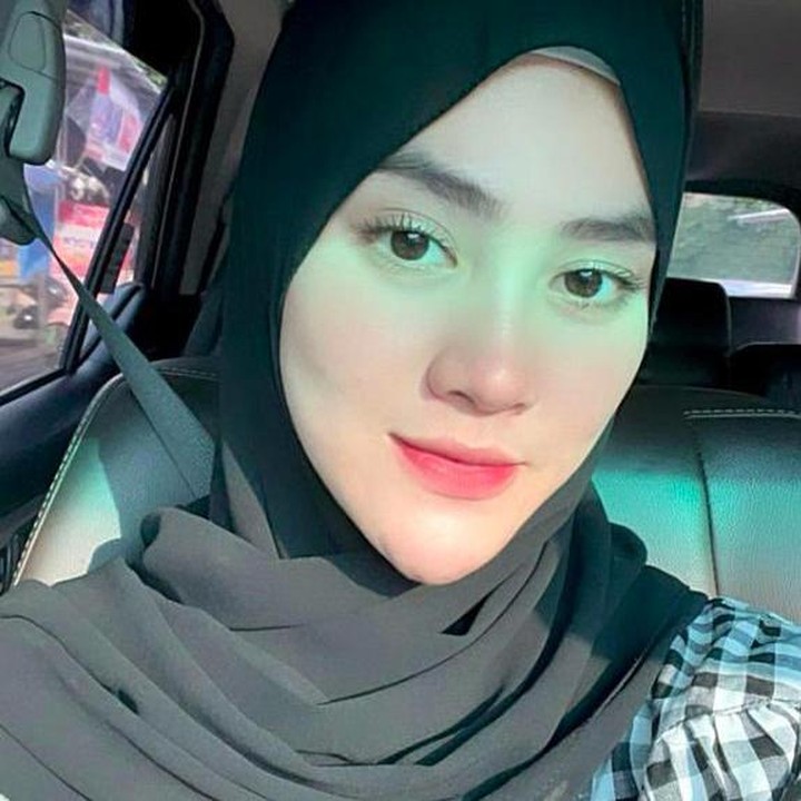 <p>Sebelum dikabarkan menikah dengan Alvin Faiz, Henny Rahman menikah dengan aktor Zikri Daulay dan bercerai pada Maret 2021 lalu. (Foto: Instagram @hennyyrahman)</p>