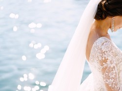 Viral Pernikahan Unik di Tengah Laut, Pengantin Wanitanya Hanya Pakai Bikini