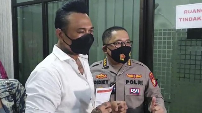 Musisi I Gede Ari Astina alias Jerinx resmi ditahan oleh jaksa Kejaksaan Tinggi DKI Jakarta untuk 20 hari ke depan. Jerinx dititipkan di Rutan Polda Metro Jaya.