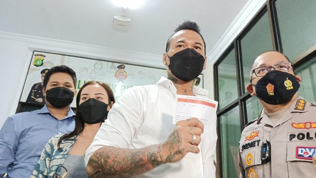 Dalam sidang kasus dugaan pengancaman terhadap Adam Deni, Jerinx meminta kepada hakim agar dijadikan tahanan kota karena ibunya sedang sakit.