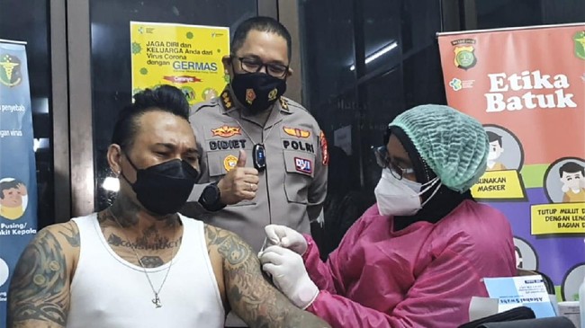 Jerinx mengatakan hasil konsultasi dengan ahli virus meyakinkan vaksin Sinovac aman untuk penggebuk drum SID yang punya komorbid hepatitis tersebut.