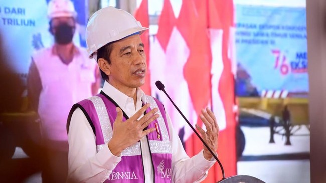 Presiden Joko Widodo (Jokowi) meresmikan Bendungan Bendo di Kabupaten Ponorogo pada Selasa (7/9). Total 17 bendungan akan diselesaikan pada 2021.