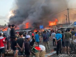 Kobaran Api Hanguskan Puluhan Kios di Pasar Ciawi Tasikmalaya