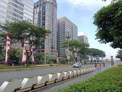Jakarta PPKM Level 4, Beberapa Warga Bersepeda-Joging di Jalan Sudirman