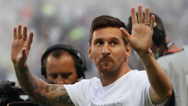 Suporter Paris Saint-Germain (PSG) begitu antusias menyambut Lionel Messi saat diperkenalkan jelang laga melawan Strasbourg di Parc des Princes.