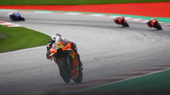 Pembalap KTM, Brad Binder jadi yang tercepat di sesi latihan bebas pertama (FP1) MotoGP Qatar. Marc Marquez ada di posisi kelima.
