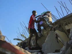 Suasana Pencarian Korban Gempa Haiti, Kini Sudah 1.297 Jiwa Melayang