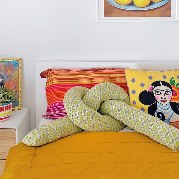 <p>Diana Rikasari tak hanya hobi <em>mix and match</em> pakaiannya yang berwarna. Ia juga mendaur ulang dekorasi rumahnya, <em>lho</em>. Contohnya bantal yang bentuknya seperti simpul ini. (Foto: Instagram @dianarikasari)</p>