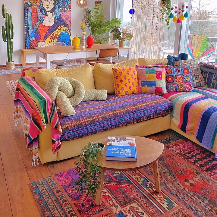 <p>Selain di Tanah Air, rumahnya di Swiss juga tak kalah mencuri perhatian, <em>lh</em>o. Bagian ruang tamunya memiliki nuansa yang vibrant. Dari sofa kuning, bantal bercorak, karpet, hingga hiasan macrame begitu berwarna. (Foto: Instagram @dianarikasari)</p>
