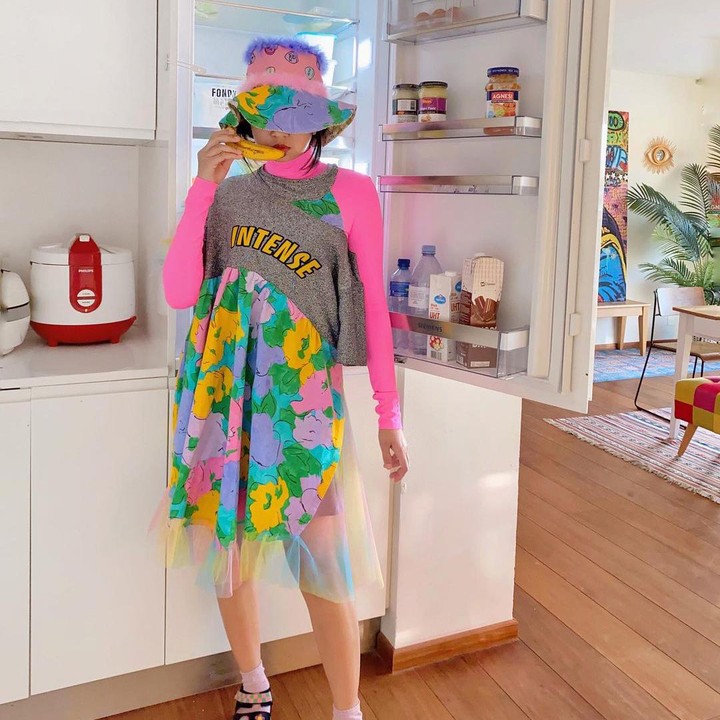 <p>Bagian dapur Diana Rikasari justru minimalis berwarna putih. Dari dapur, terlihat pula bagian belakang ruang tengah terdapat meja makan yang juga memiliki desain yang simpel. (Foto: Instagram @dianarikasari)</p>
