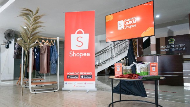 Shopee mengenakan biaya tambahan jasa layanan bagi masyarakat yang belanja online Rp1.000 per transaksi produk fisik. Biaya untuk pengembangan teknologi.