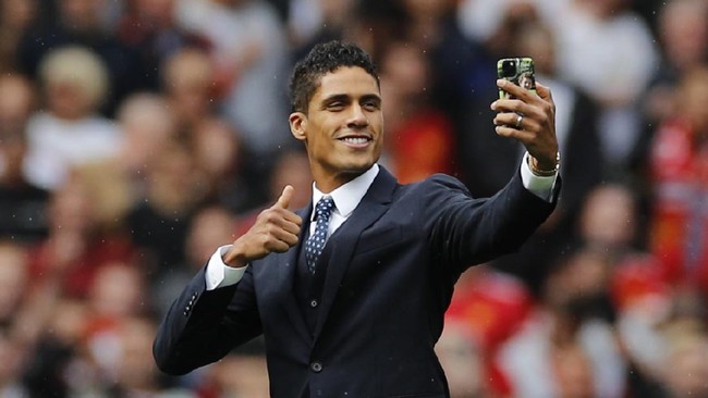Bintang sepak bola asal Prancis yang musim ini membela Como, Raphael Varane resmi pensiun dari dunia sepak bola.