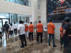 Bareskrim Serahkan 6 Tersangka Investasi Bodong EDCCash ke Kejari Bekasi Kota