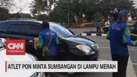 VIDEO: Atlet PON Minta Sumbangan di Lampu Merah