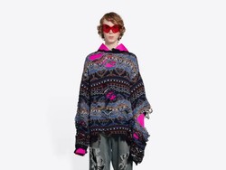 Balenciaga Jual Sweater Rp 22 Juta, Tapi Bikin Pemakainya Terlihat Miskin