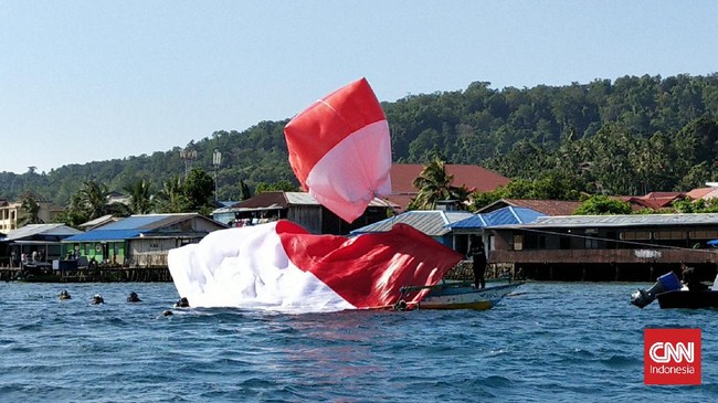 Bendera yang sebelumnya dibentangkan di dasar laut oleh sekira 49 penyelam itu tak mampu diangkat balon udara merah putih, Senin (16/8) siang hingga sore tadi.