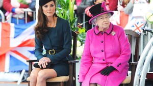 Ternyata Tas Jadi Kode Rahasia Ratu Elizabeth II untuk Stafnya! Ini 4 Label Tas yang Jadi Favorit Para Anggota Kerajaan